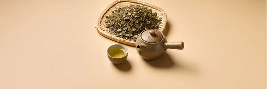  A pile of aracha raw unrefined Japanese green tea showing its mixed composition of leaf blades, stems, fine particles, and broken pieces before the shiage sorting and finishing stage.